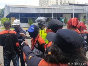 Aksi Massa Sweeping Buruh Pabrik di Surabaya