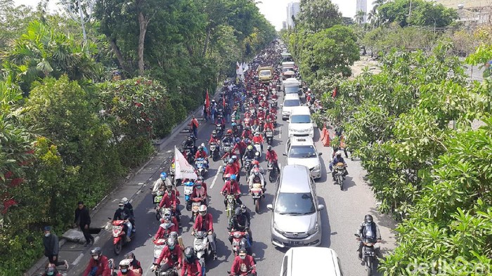 demo tolak omnibus law di surabaya