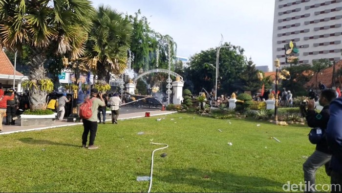 Demo tolak Omnibus Law di depan Gedung Negara Grahadi Surabaya semakin tidak terkendali. Massa melakukan sejumlah perusakan dan pelemparan.