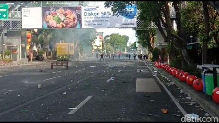 Demo tolak Omnibus Law di depan Gedung Negara Grahadi Surabaya tak kunjung kondusif. Massa masih melakukan serangan terhadap petugas di Grahadi.