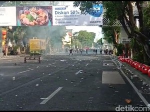 Video Surabaya Chaos, Demonstran Diberondong Gas Air Mata