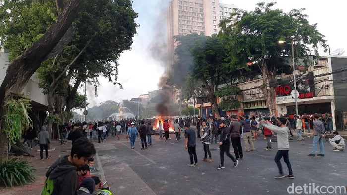 Demo tolak Omnibus Law di depan Gedung Negara Grahadi Surabaya kericuhan. Bahkan, kericuhan meluas ke beberapa titik di sekitar Grahadi.