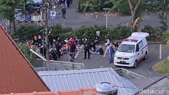 Polisi memukul mundur massa yang menolak Omnibus Law dari Jalan Yos Sudarso, Surabaya. Beberapa pendemo remaja yang melakukan pembakaran ditangkap.