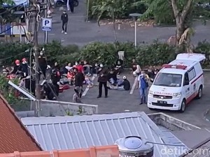 Polisi Amankan Massa Tolak Omnibus Law di Surabaya yang Anarki