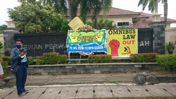Demo tolak UU Cipta Kerja di Colegon, Banten.