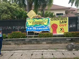 Tolak UU Cipta Kerja, Buruh Letakkan Karangan Bunga di Gedung DPRD Cilegon