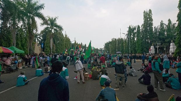 Demo tolak UU Cipta Kerja di Colegon, Banten.