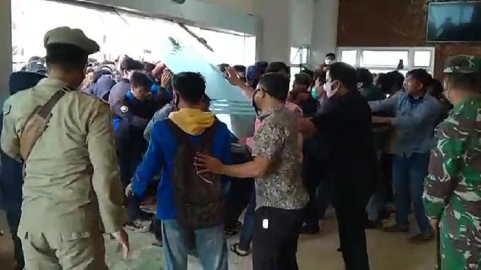 Demo tolak UU Cipta Kerja ricuh di Kutai Timur, kantor DPRD dirusak