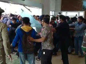 Kantor DPRD Bontang Diduduki-DPRD Kutai Timur Dirusak Mahasiswa