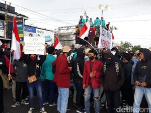 Diguyur Hujan, Massa Demo Tolak Omnibus Law Merapat di Tugu Kartasura