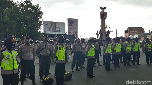 Demo UU Omnibus Law Cipta Kerja di Tugu Kartasura, Sukoharjo, Kamis (8/10/2020).