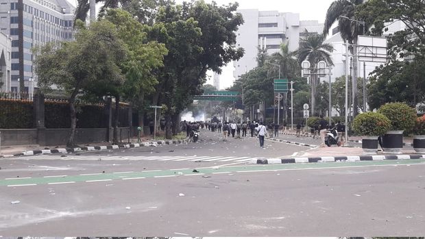 Polisi menyisir massa demo yang lari ke arah Jalan Budi Kemuliaan, Jakarta Pusat, Kamis (8/10/2020).