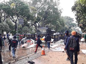 Massa Demo di Jalan Merdeka Barat Dipukul Mundur ke Arah Patung Kuda