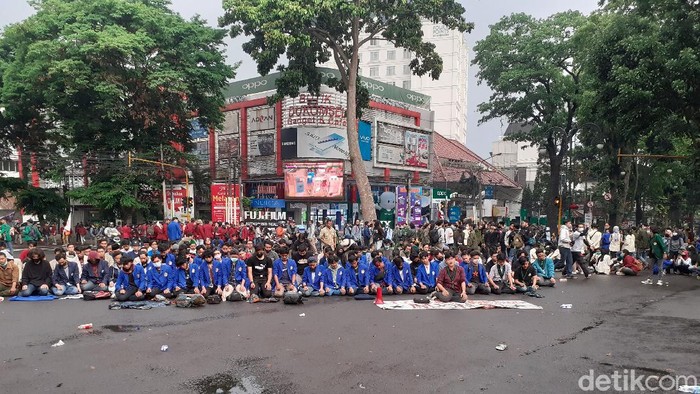 Demonstran di Bandung lakukan salat berjamaah.