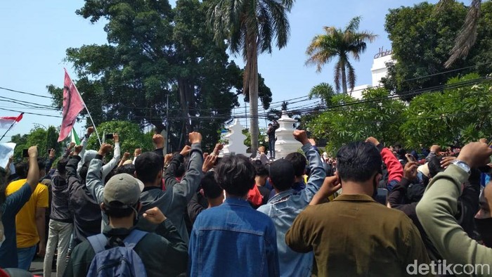 Demonstran di Cirebon Tolak Omnibus Law