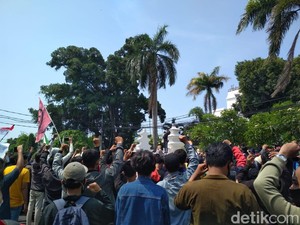 Bentrok Polisi-Demonstran Mereda, Massa Lanjut Aksi di DPRD Kota Cirebon