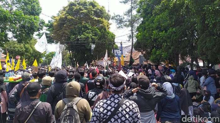 Ribuan massa di Kabupaten Garut hari ini demo menolak Omnibus Law. Mereka menuntut wakil rakyatnya untuk ikut menolak pengesahan UU Cipta Kerja.
