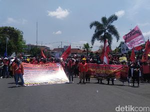 Massa Aksi Tolak Omnibus Law Long March ke DPRD Garut