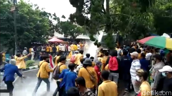 Demonstrasi menolak omnibus law di Sukabumi berujung ricuh