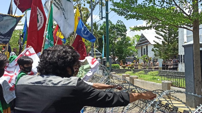 Demonstrasi tolak UU Cipta Kerja di depang gedung DPRD Kota Palopo. Polisi memasang kawat berduri.