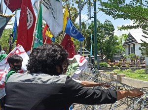 Massa Demo di Depan Gedung DPRD Palopo, Polisi Pasang Kawat Berduri