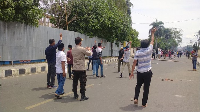Demontran penolak uu Cipta Kerja ricuh di Dompu NTB.