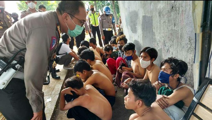 Dirlantas Polda Metro Jaya Kombes Sambodo menginterogasi anak-anak berpakaian serbahitam.