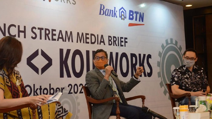 Direktur Utama PT Bank Tabungan Negara (Persero) Tbk. Pahala Nugraha Mansury (kiri) bersama CFO KoinWorks Mark Brunny (kanan) menyaksikan Direktur Consumer and Commercial Lending Bank BTN Hirwandi Gafar (kedua kiri) dan CEO & Co-Founder KoinWorks Benedicto Haryono menandatangani Perjanjian Kerja Sama antara Bank BTN dengan KoinWorks tentang Pemberian Pinjaman dengan Skema Supply Chain Financing melalui platform KoinWorks di Menara BTN, Jakarta, Kamis (8/10). Kerja sama strategis tersebut merupakan upaya Bank BTN untuk mendukung pembangunan pondasi perekonomian yang kuat dalam rangka Pemulihan Ekonomi Nasional (PEN) melalui sektor UMKM. Lewat kerja sama ini, calon debitur UMKM di sektor properti dapat mengakses kredit dari BTN melalui KoinWorks hingga Rp1 miliar. Kredit dapat langsung diterima calon debitur berdokumen lengkap dalam 5 hari.