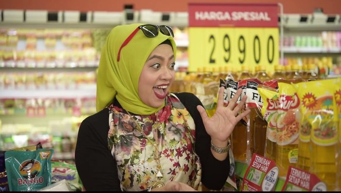 Emak-emak belanja Emak-emak belanja