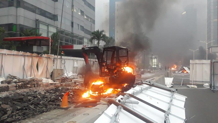 Eskavator dan puing MRT dibakar massa demo