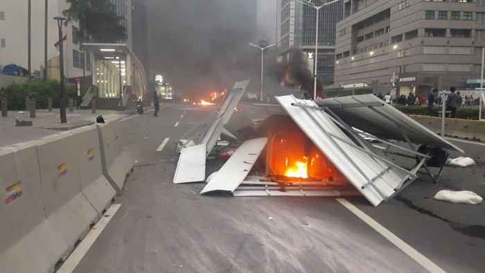Eskavator dan puing MRT dibakar massa demo