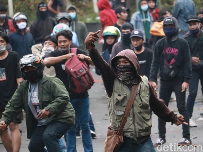 Ada Perusuh di Luar Mahasiswa-Buruh Demo di Bandung ...