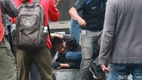 Terlihat, sejumlah anggota polisi terkena lemparan batu. Selain itu, barang lainnya pun terus dilemparkan ke dalam kawasan Gedung Sate.