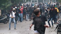 Tak haya itu, petasan pun dilemparkan ke dalam kawasan Gedung Sate.