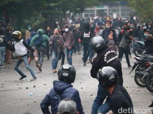 Polisi soal Kericuhan Massa di Gedung Sate: Itu Bukan Pedemo