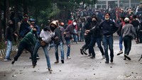Usai aksi demonstrasi berakhir di depan Gedung Sate, sekelompok massa yang sebelumnya melalukan aksi terlibat bentrok dengan massa yang datang dari arah Jalan Cimandiri.