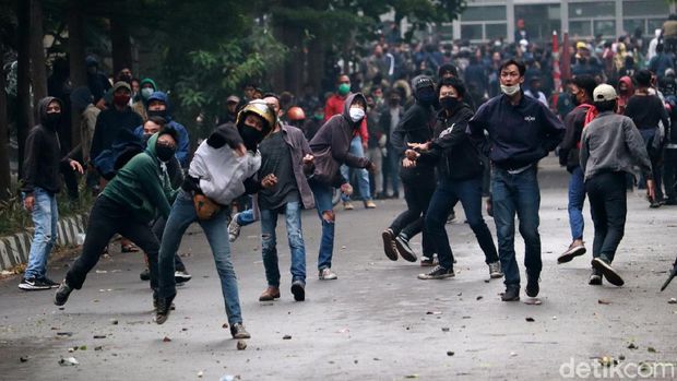 Demo menolak pengesahan Omnibus Law UU Cipta Kerja di depan Gedung Sate, Kota Bandung kembali ricuh. Aksi saling lempar terjadi di lokasi kejadian.