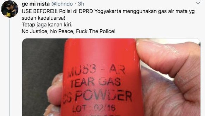 Foto viral polisi DPRD DIY pakai gas air mata kedaluwarsa, Kamis (8/10/2020)