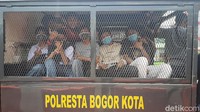 Mereka mengantisipasi banyaknya pelajar yang rata-rata hanya ikut-ikutan aksi tanpa tau maksud dan tujuan aksi tersebut.  