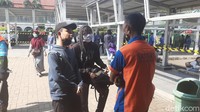 Para pelajar diamankan saat hendak menumpang comutterline di stasiun Bogor.  
