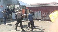 Mereka yang kedapatan bukan mahasiswa atau remaja dengan tujuan Jakarta tanpa kartu mahasiswa dibawa keluar area stasiun bogor untuk dimintai keterangan lebih lanjut.  