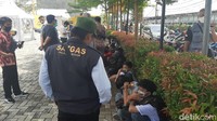 Beberapa remaja yang menggunakan seragam putih-abu juga nampak diamankan petugas. Saat ditanyai, mereka mengaku ingin ikut melakukan aksi menolak omnibus maw di Jakarta dan bergabung dengan teman-temannya yang sudah lebih dulu tiba di Jakarta.  