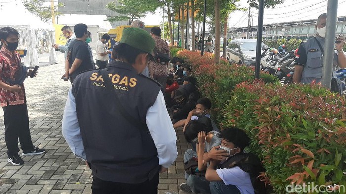 Puluhan pelajar kembali diamankan anggota Satuan Petugas (satgas) pelajar saat hendak bergabung dengan massa di Jakarta yang melakukan aksi menolak omnibuslaw, Kamis (8/10/2020).