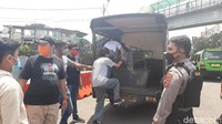Hingga menjelang siang hari, anggota Satgas Pelajar Kota Bogor masih bersiaga di dalam dan di luar stasiun bogor.   