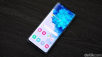 Ponsel ini dilengkapi lengkap sensor sidik jari di layar, NFC dan telah mengantongi sertifikasi IP68 (tahan debu dan air). Foto: Adi Fida Rahman/detikINET