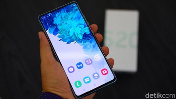 Layar Galaxy S20 FE sendiri hadir dalam ukuran 6,5 inch Super AMOLED dengan refresh rate 120 Hz bakal memanjakan mata. Foto: Adi Fida Rahman/detikINET