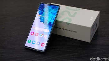 Dengan layar 120 Hz, IP68 rating, pengisian nirkabel, dan trio kamera yang memukau, cukup menjadikan Samsung S20 FE sebagai salah satu ponsel unggulan. Foto: Adi Fida Rahman/detikINET