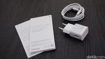Dalam paket penjualannya hanya diberikan petunjuk penggunaan, kabel USB type C dan charger 15W. Foto: Adi Fida Rahman/detikINET