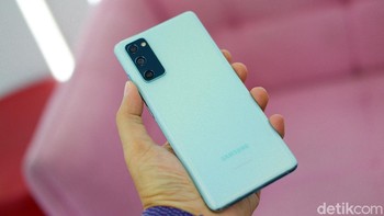 Samsung masih membekali chipset Exynos 990 dipadukan dengan RAM 8 GB serta memori internal 128 GB.. Foto: Adi Fida Rahman/detikINET