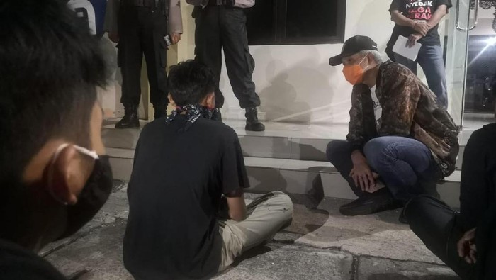 Ganjar menjenguk para pelajar peserta demo tolak omnibus law, 8/10/2020